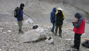 Collecting CRN dating samples on boulders