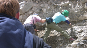 Collecting OSR dating samples at the steep east slope of Rongbusi Glacier